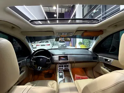 2015 Jaguar XF — фото 8