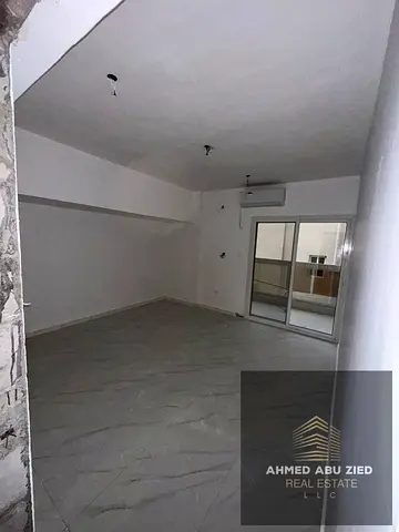 For annual rent in Al Majaz 2 area: three bedrooms and a living room in a prime location on Jamal Abdul Nasser Street. Fully renovated building with