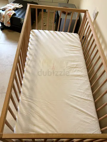 Wooden Baby Crib with Mattress and 2 Mattress Covers