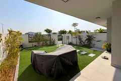 Single Row I Front to pool park I No agents