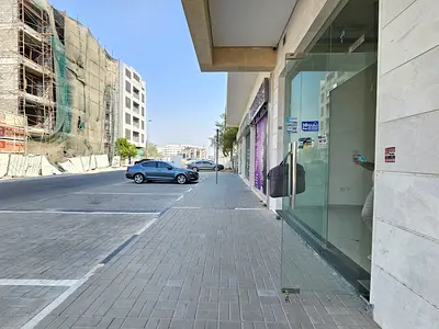 VERY HUGE SPACIOUS BRAND NEW SHOP FOR RENT IN PRIME LOCATION AVAILABLE FOR IMMEDIATE OCCUPANCY WITH HIGH FOOT TRAFFIC FLEXIBLE PAYMENT TERMS AND GREAT DISPLAY WINDOWS