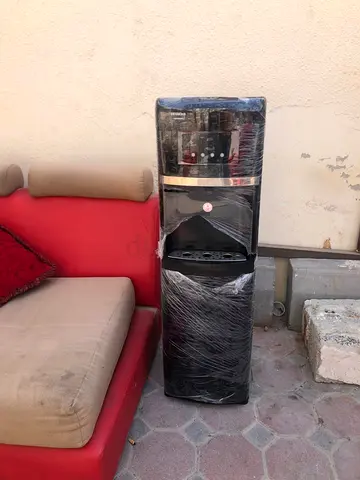Bottom load water dispenser