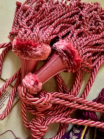 Curtain tie  فاتح للستائر