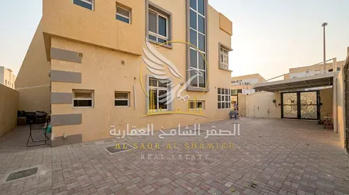 فيلا 4 غرف ماستر مع غرفة خادمة ماستر وحوش كبير في الجزات الشارقة صالون كبير مع حمام باركنج داخلي وباركنج خارجي