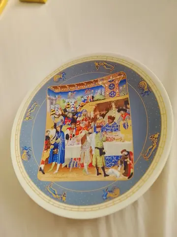 Janvier" (January) porcelain collector plate issued by Henri D'Arceau L. & Fils (D'Arceau-Limoges).