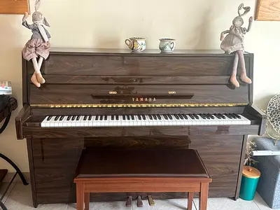 Yamaha Upright Piano in Good Condition with Bench