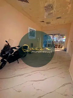 Large space / Prime and vibrant location / Close to services and amenities