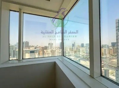 شقة غرفتين وصالة للإيجار السنوي في الشارقة إطلالة مفتوحة غرفة ماستر ثلاثة حمامات بلكونة خزائن بالحائط مسبح جيم وكيدز أريا