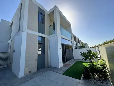 SINGLE ROW | NEAR AMMENITIES | LANDSCAPED| CORNER