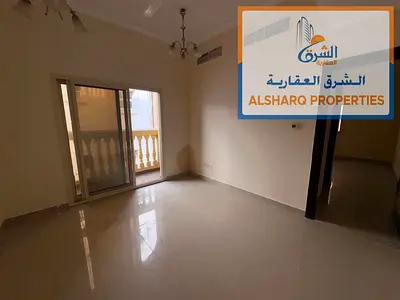 شقة غرفتين وصالة للإيجار في كورنيش عجمان ثاني صف، بلكونة، موقع مميز وسهل المخرج للشارقة ودبي
