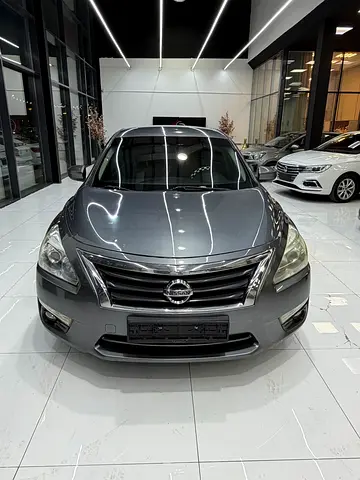 Nissan Altima Gcc well maintained / Mid option