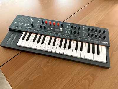 Arturia MiniFreak 37-key Hybrid Analog-Digital Synthesizer - Excellent Condition