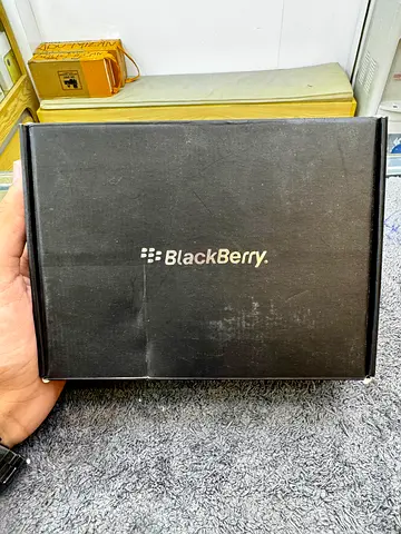 Balck berry 8900 smartphone