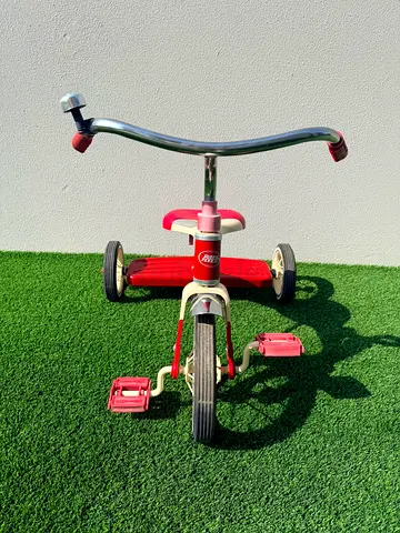 Vintage red metal tricycle for kids - mint working condition
