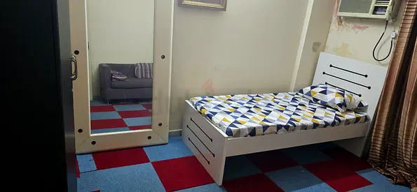 Bachelor private room available