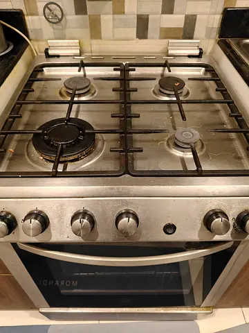Used freestanding gas cooker with oven - 4 burners