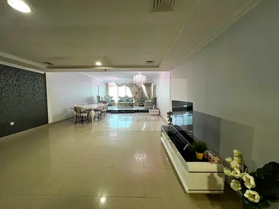 شقة VIP فاخرة بتشطيبات عالية الجودة ونصف مفروشة بفرش جديد تماماً، تتميز بمساحات واسعة جداً اطلالات بحريه كامله مكيف مجاني جيم ومسبح وساونا مجانا.