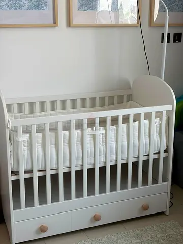 White wooden baby crib with under-drawer storage - good condition