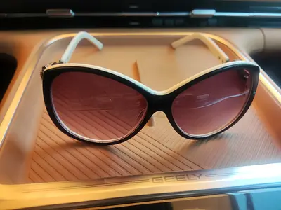 Pre-owned women's Cat-Eye designer-Stylish Sunglasses- black & white frame