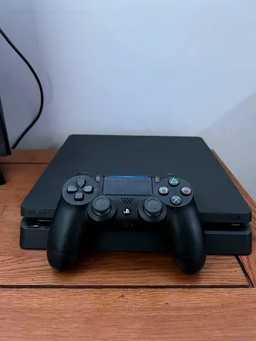PlayStation 4 Slim 500GB + 2 Controllers