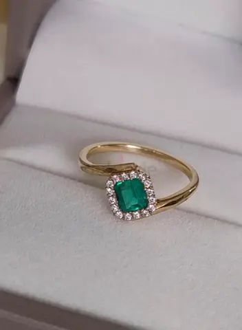 18K yellow gold ring featuring natural Colombian emerald and natural diamond.