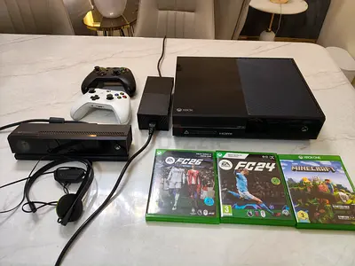 Microsoft Xbox One with 2 controllers and kinetic camera sensor and 3CDs working perfectly