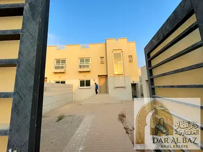 فيلا للإيجار السنوي في البراشي – الشارقة | 3 غرف، حديقة وموقف مغطى غرفة خادمة ماستر صالة واسعة مجلس مطبخ أمريكي حديقة خاصة باركينج خاص ومغطى
