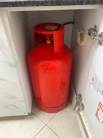 Red LPG Gas Cylinder with Regulator and pipe (approx. 20kg) - Good Condition
