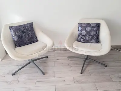 Original Allermuir Pair of modern swivel lounge chairs in white fabric