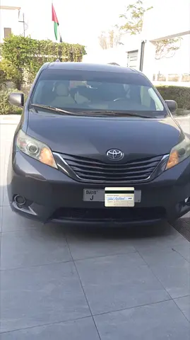 Toyota Sienna Van – Good Running Condition