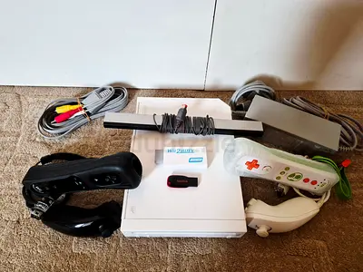 Nintendo Wii with all cables, 2 controllers and more than 55 games