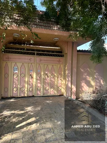 Villa for sale in Mushairif, Ajman, UAE nationals only, 10,000 sq. ft. plot, 5 bedrooms, Majlis, large yard, prime location, AED 1.5M.