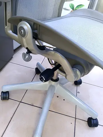 Herman Miller Aeron chair for selling.gray colour