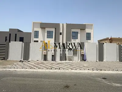 فيلا جديدة كلياً للإيجار، تضم 4 غرف نوم رئيسية (ماستر)، ومطبخاً خارجياً، وصالة واسعة، وغرفة للخادمة.