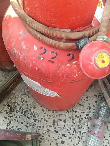 Used Red Dubai Emirates LPG Gas Cylinder with Hose - 22.2)kg