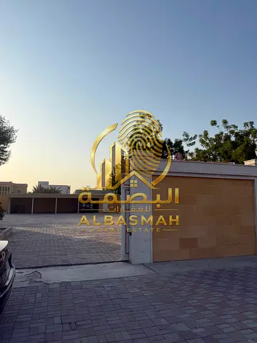 فيلا للبيع – القرائن 2، الشارقة – مساحة الأرض 18,000 قدم² فيلا مميزة بموقع استراتيجي في القرائن 2، الشارقة، تقع في ثاني قطعة من الشارع العام وبواجهة مباشرة على المدارس، مما يوفر موقعاً مميزاً وسهولة