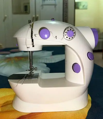 Mini sewing machine