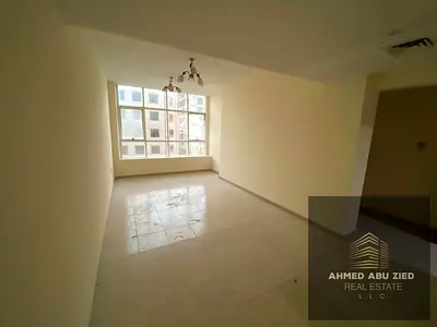 It features a spacious area, a balcony, parking inside the building, and a location close to main services and facilities.