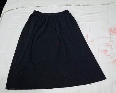 Black knee-length elastic waist skirt - good condition