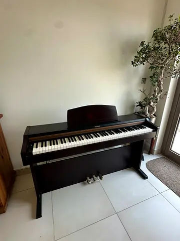 Roland HP101-RW Digital Piano – Excellent Condition (Made in Japan)