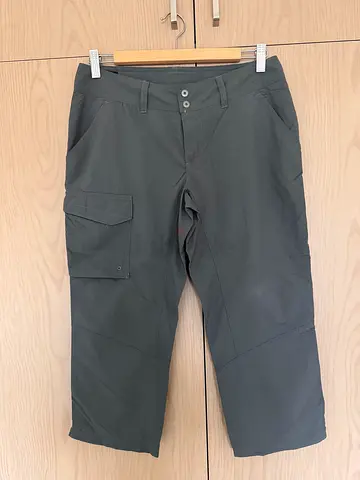 Columbia dark grey casual capri pants - size 4 (S)