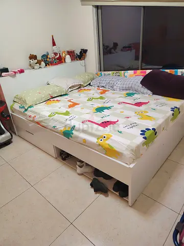 White platform storage bed with drawers - double size