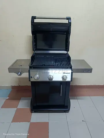 Weber gas grill features 3 burners and a total grilling area at 3417 cm² perfect for preparing large