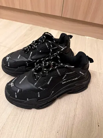 Balenciaga Triple S Logo Print Sneakers Black . Size 42 . Worn 5-6 times