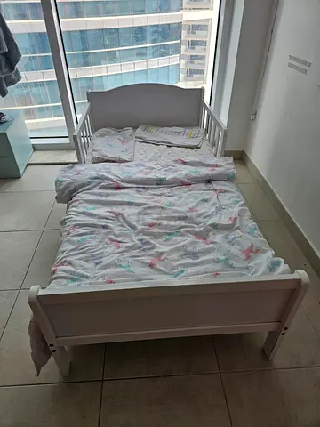 Toddler bed with full set