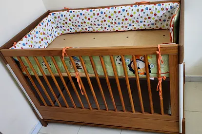 Wooden Baby Crib with White Side Panels (PAN HOMES)