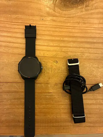Noisedit endeavour pro-smartwatch with charger and extra strap - good working condition/ extra strap
