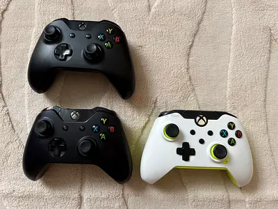 Set of 3 Microsoft Xbox One Wireless Controllers