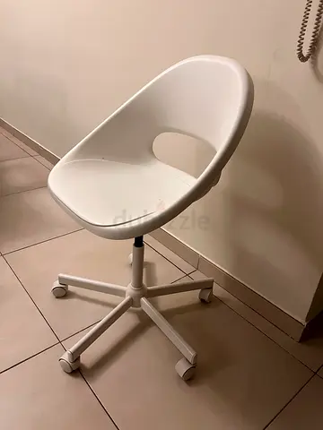 White swivel office chair with castor wheels - good condition