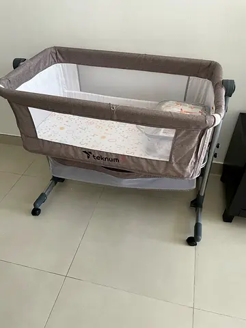 Portable baby bassinet / playpen - gently used